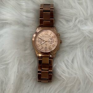 Rose gold. Good condition. Needs battery